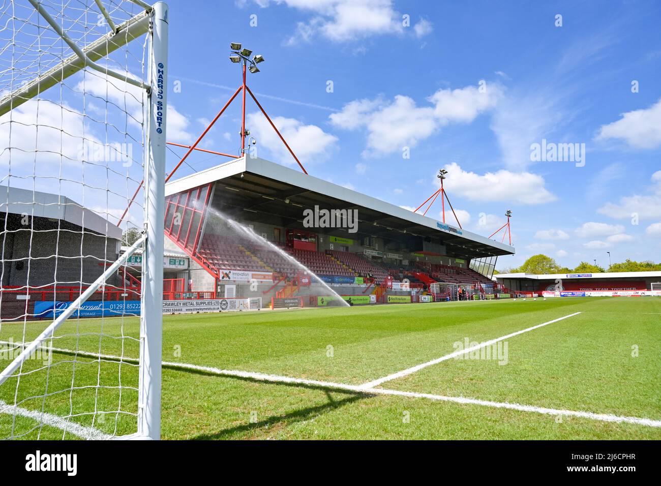 Bewässerung des Platzes an einem schönen sonnigen Tag vor dem Sky Bet League zwei Spiel zwischen Crawley Town und Leyton Orient im People's Pension Stadium , Crawley , UK - 30.. April 2022 nur für redaktionelle Verwendung. Keine Verkaufsförderung. Für Football-Bilder gelten Einschränkungen für FA und Premier League. Keine Nutzung des Internets/Handys ohne FAPL-Lizenz - für Details wenden Sie sich an Football Dataco Stockfoto