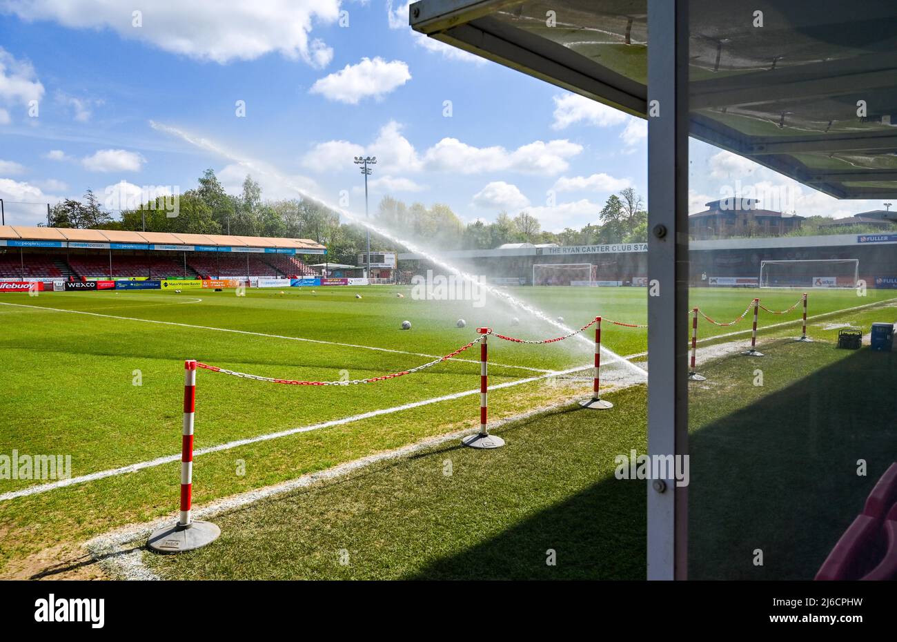 Bewässerung des Platzes an einem schönen sonnigen Tag vor dem Sky Bet League zwei Spiel zwischen Crawley Town und Leyton Orient im People's Pension Stadium , Crawley , UK - 30.. April 2022 nur für redaktionelle Verwendung. Keine Verkaufsförderung. Für Football-Bilder gelten Einschränkungen für FA und Premier League. Keine Nutzung des Internets/Handys ohne FAPL-Lizenz - für Details wenden Sie sich an Football Dataco Stockfoto