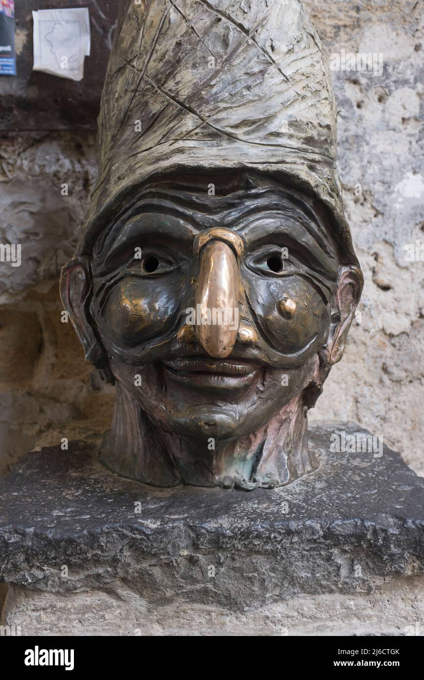 Statue von Pulcinella im Vico Del Fico Purgatorio in Neapel Italien Stockfoto