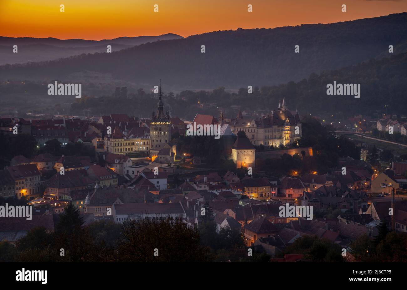 Die mittelalterliche sächsische siebenbürgische Stadt Sighișoara, am Abend. Rumänien. Stockfoto
