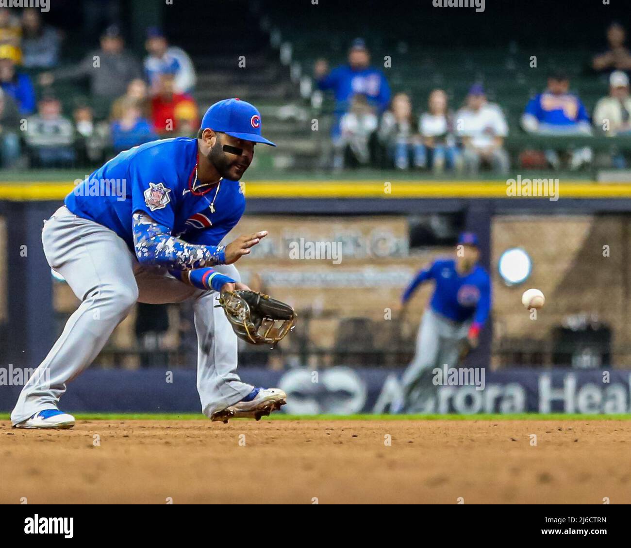 29. April 2022 - Chicago Cubs zweiter Baseman Jonathan Villar (24) Felder einen Grounder während MLB Baseballspiel zwischen Chicago und Milwaukee im Miller Park in Milwaukee, WI. Stockfoto