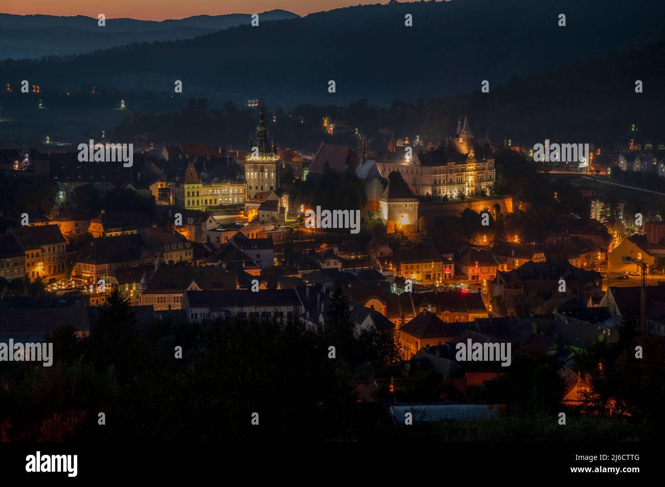 Die mittelalterliche sächsische siebenbürgische Stadt Sighișoara, am Abend. Rumänien. Stockfoto