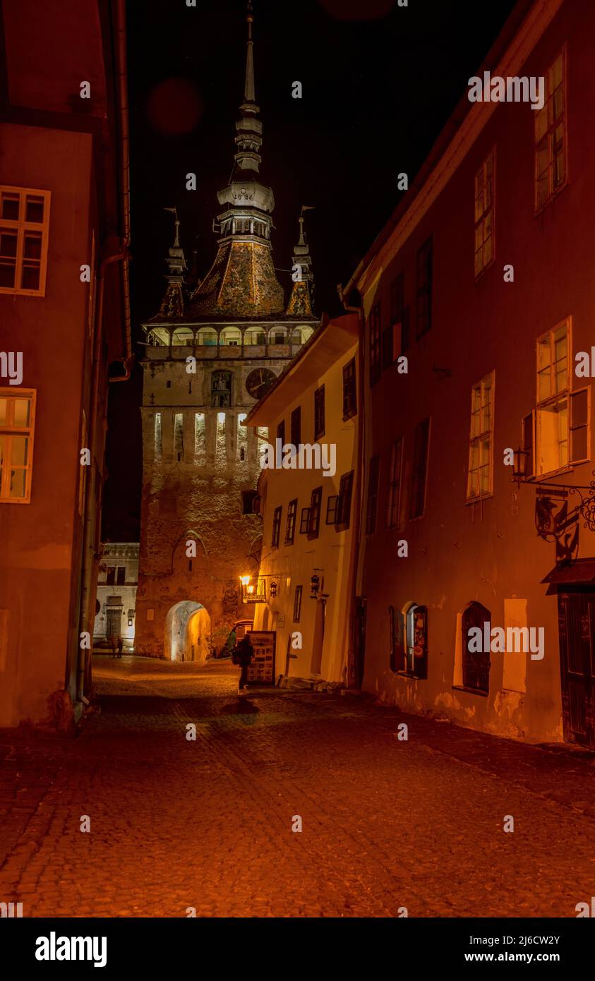 Die mittelalterliche sächsische siebenbürgische Stadt Sighișoara, am Abend, mit ihrem Uhrenturm und Tor aus dem 13.. Jahrhundert. Rumänien. Stockfoto