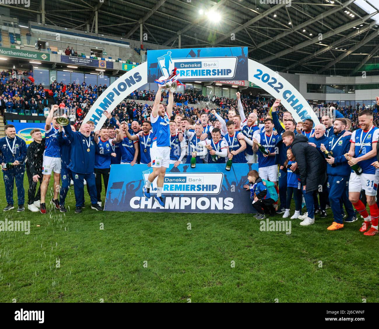 Windsor Park, Belfast, Nordirland, Großbritannien. 30 April 2022. Danske Bank Premiership – Linfield / Coleraine. Am letzten Tag der Saison der Irish League haben sich die Tabellenführer Linfield (blau) gegen Coleraine gestellt. Linfield - Irish League Champions 2022. Kredit: CAZIMB/Alamy Live Nachrichten. Stockfoto