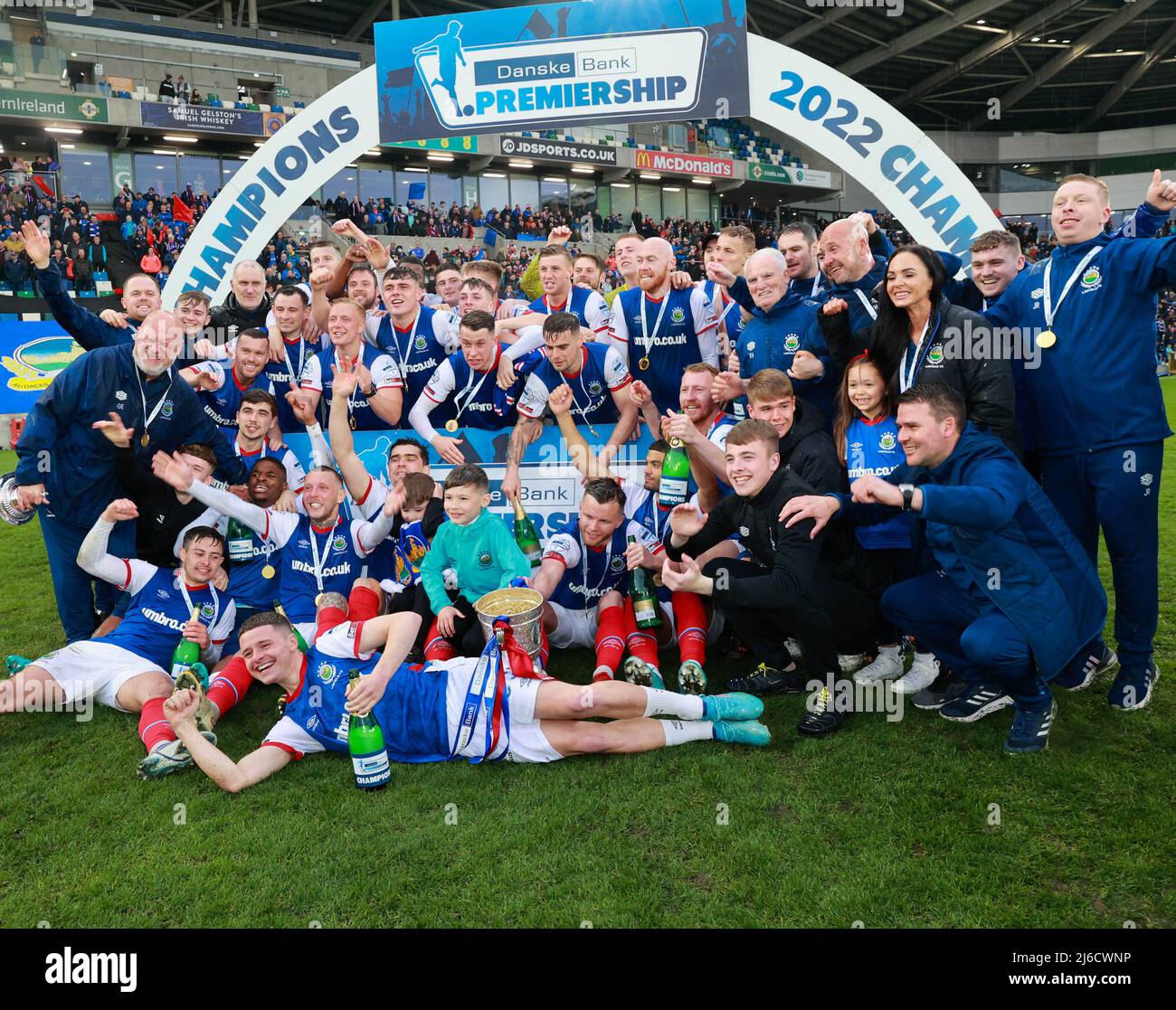 Windsor Park, Belfast, Nordirland, Großbritannien. 30 April 2022. Danske Bank Premiership – Linfield / Coleraine. Am letzten Tag der Saison der Irish League haben sich die Tabellenführer Linfield (blau) gegen Coleraine gestellt. Linfield - Irish League Champions 2022. Kredit: CAZIMB/Alamy Live Nachrichten. Stockfoto