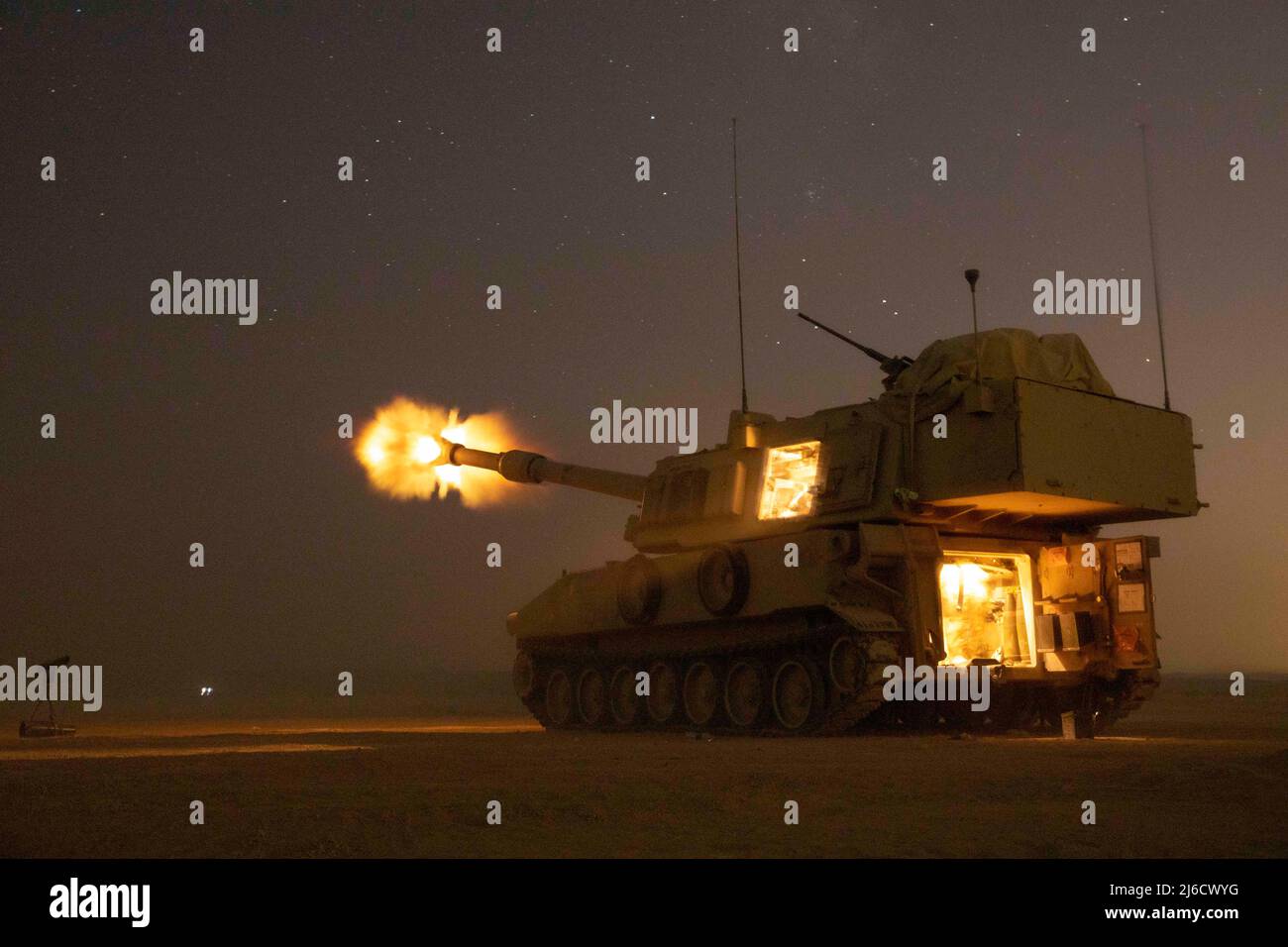 Trainingsgebiet 1, Jordanien. 27. August 2019. Soldaten der US-Armee mit Alpha Battery, 3. Bataillon, 29. Field Artillery Regiment, 4. Infantry Division, feuern eine selbstfahrende Haubitze des Paladins M109A6 zur Unterstützung der gemeinsamen Trainingsübung Eager Lion, 27. August 2029 in Jordanien. Kredit: Spc. Angel Ruszkiewicz/US Army Photo/Alamy Live News Stockfoto