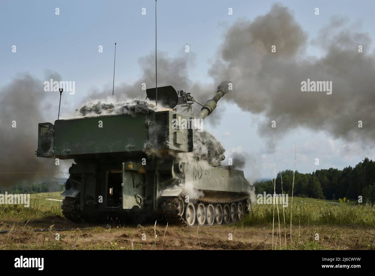 Grafenwoehr, Deutschland. 21. August 2017. Soldaten der US-Armee mit dem 29. Field Artillery Regiment, 3. Armored Brigade Combat Team, 4. Infantry Division, führen Live-Feuer-Übungen mit der selbstfahrenden Haubitze M109A6 Paladin auf dem Trainingsgelände in Grafenwoehr, 21. August 2017 in Grafenwoehr, Deutschland, durch. Kredit: Gertrud Zach/US Army Foto/Alamy Live Nachrichten Stockfoto