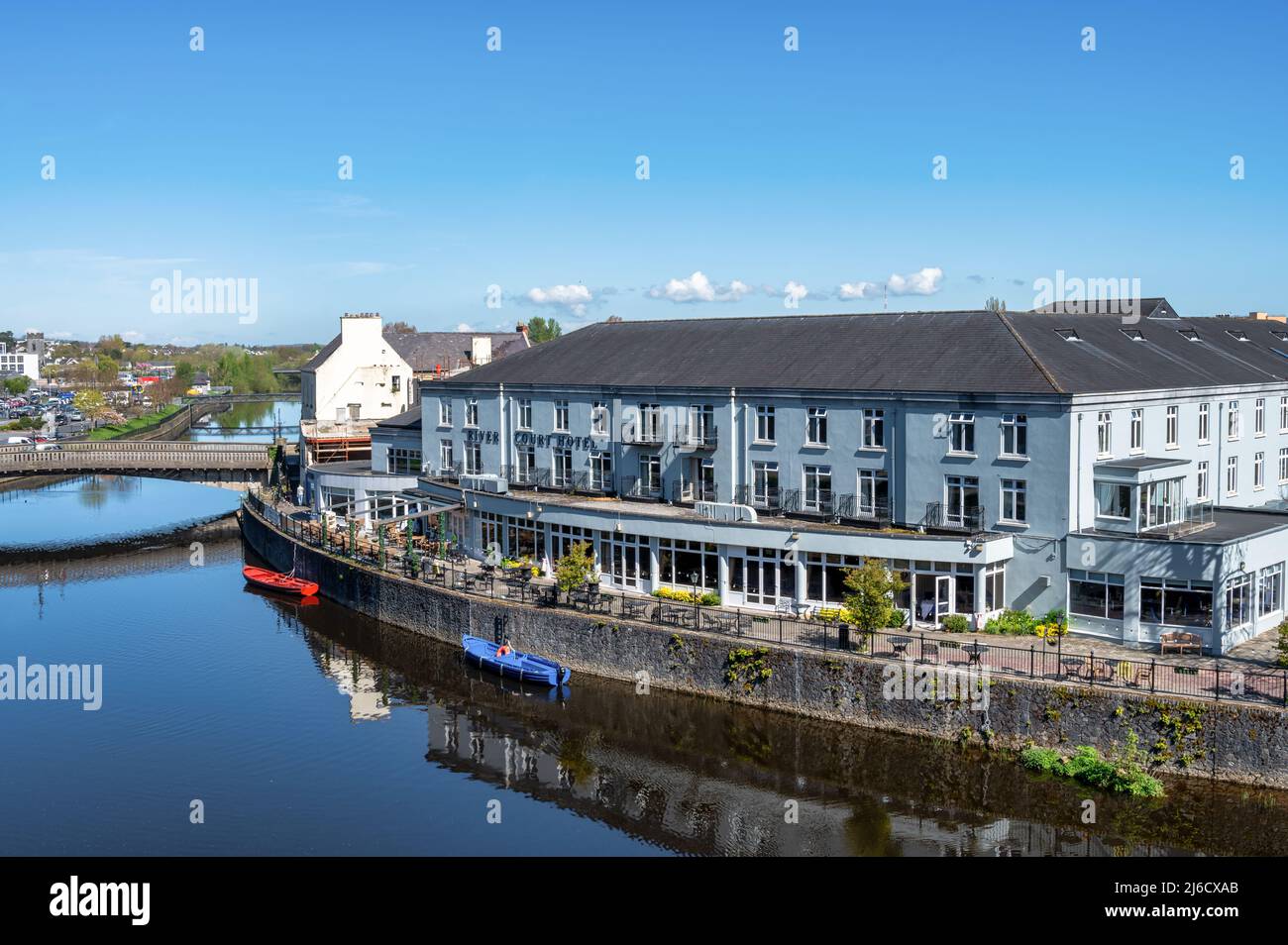 Kilkenny, Irland - 20. April 2022: Das River Court Hotel am Fluss Nore in Kilkenny, Irland. Stockfoto