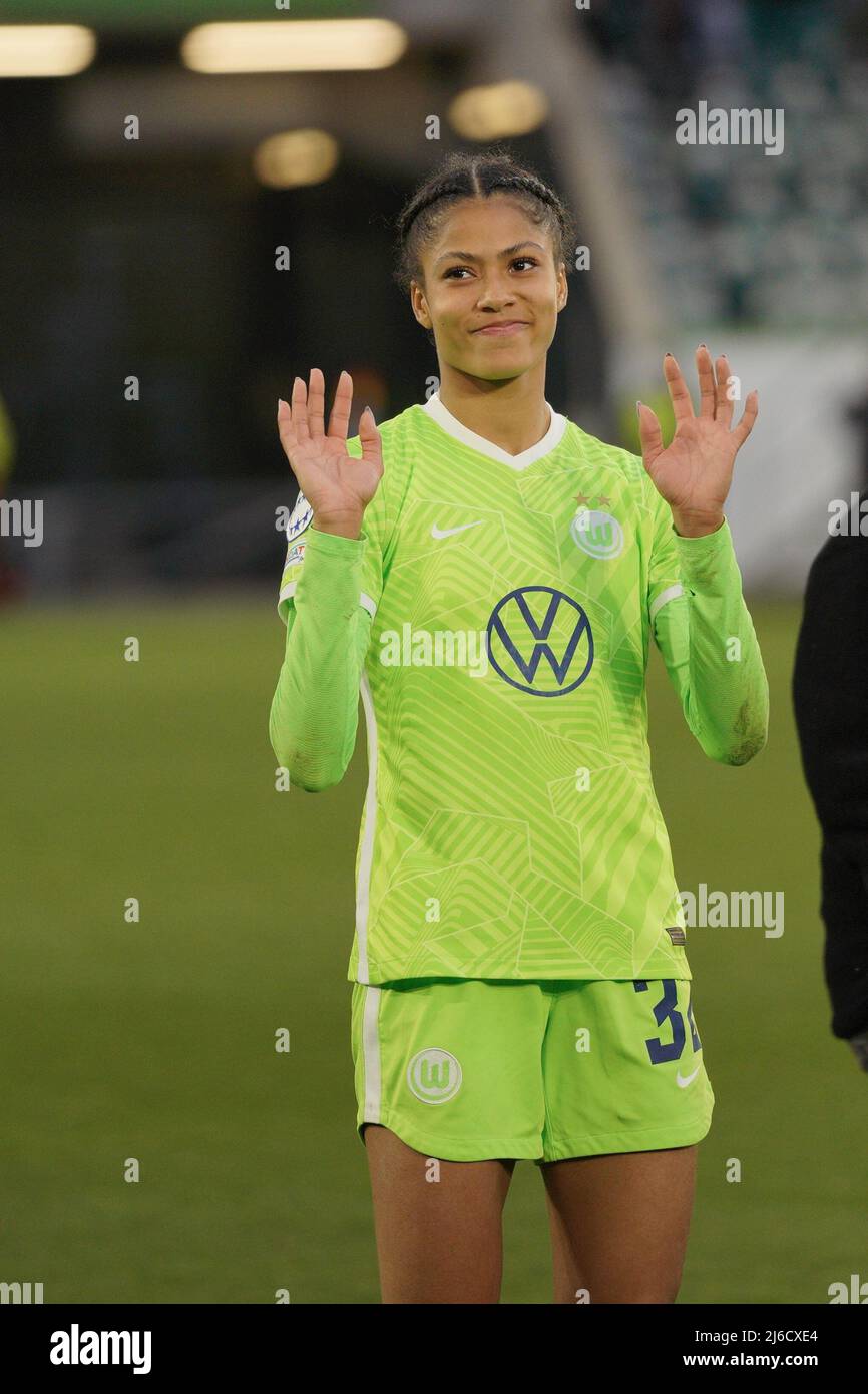 sveindis-jonsdottir-32-wolfsburg-wahrend-des-uefa-womens-champions-league-spiels-zwischen-dem-vfl-wolfsburg-und-dem-fc-barcelona-in-der-volkswagen-arena-in-wolfsburg-uwcl-julia-kneisslspp-2j6cxe4.jpg