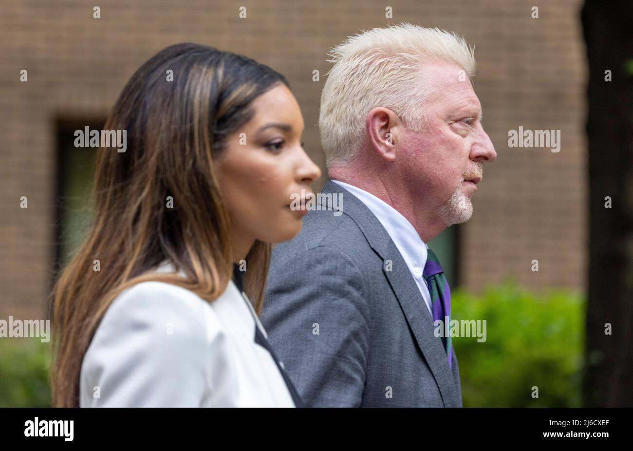 Bild zeigt: Boris Becker straightens seine Wimbledon Krawatte im Fenster Spiegelung eines Taxis, als er in seiner Wimbledon Krawatte in der Spiegelung von Th ankommt Stockfoto