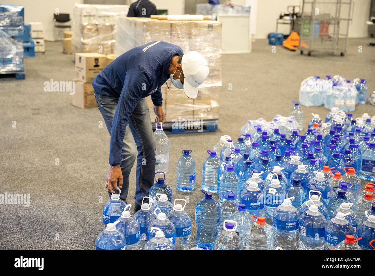 (220430) -- KAPSTADT, 30. April 2022 (Xinhua) -- Ein Anwohner spendet am 30. April 2022 in Kapstadt, Südafrika, Wasserflaschen. Viele Einwohner von Kapstadt reagierten auf einen Aufruf von Gift der Givers Foundation, einer Nichtregierungsorganisation zur Katastrophenhilfe, Flaschen Wasser für die Opfer von Überschwemmungen in der Provinz KwaZulu-Natal zu spenden. (Xinhua/Lyu Tianran) Stockfoto