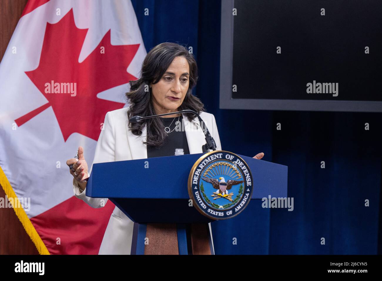 Arlington, Vereinigte Staaten von Amerika. 28. April 2022. Die kanadische Verteidigungsministerin Anita Anand antwortet auf eine Frage während einer gemeinsamen Pressekonferenz mit dem US-Verteidigungsminister Lloyd Austin nach bilateralen Treffen im Pentagon am 28. April 2022 in Arlington, Virginia. Kredit: TSgt. Jack Sanders/DOD/Alamy Live News Stockfoto