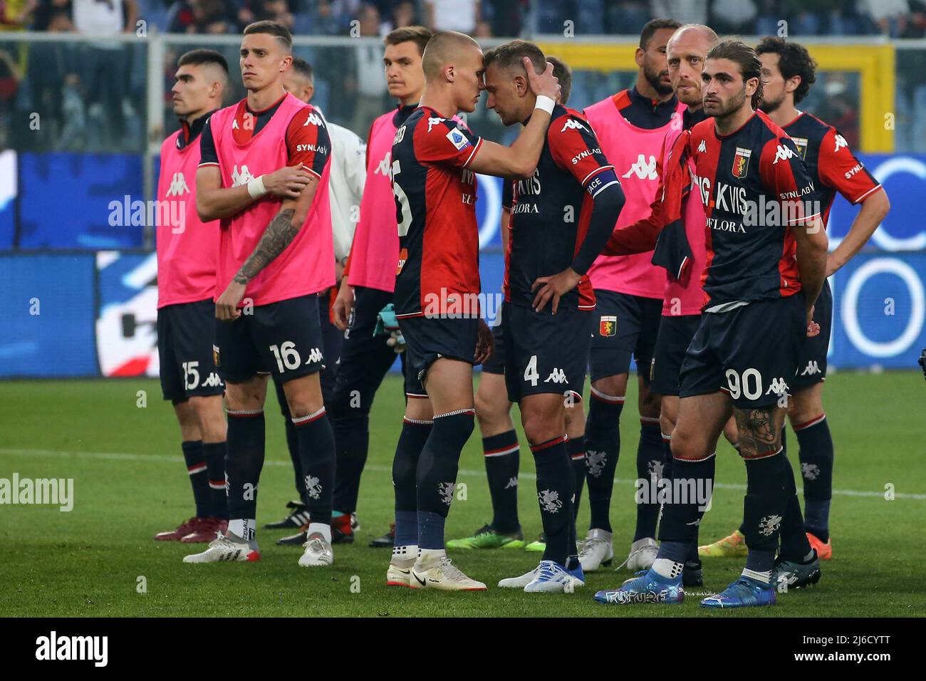 Genua, Italien, 30.. April 2022. Leo Ostigard Genoa CFC versucht, Teamkollegen Domenico Criscito beim Schlusspfiff zu trösten, nachdem er eine späte Strafe in der Niederlage 1-0 im Serie-A-Spiel bei Luigi Ferraris, Genua, verpasst hatte. Bildnachweis sollte lauten: Jonathan Moscrop / Sportimage Kredit: Sportimage/Alamy Live News Stockfoto