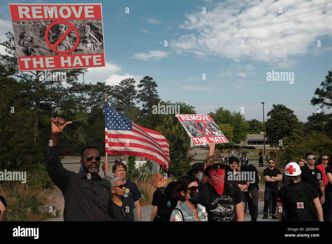 30. April 2022, Atlanta, Georgia, USA: Eine Gruppe von Demonstranten macht sich auf den Weg zu einer Veranstaltung des Confederate Memorial Day im Stone Mountain Park in Stone Mountain, GA (Foto: © John Arthur Brown/ZUMA Press Wire) Stockfoto