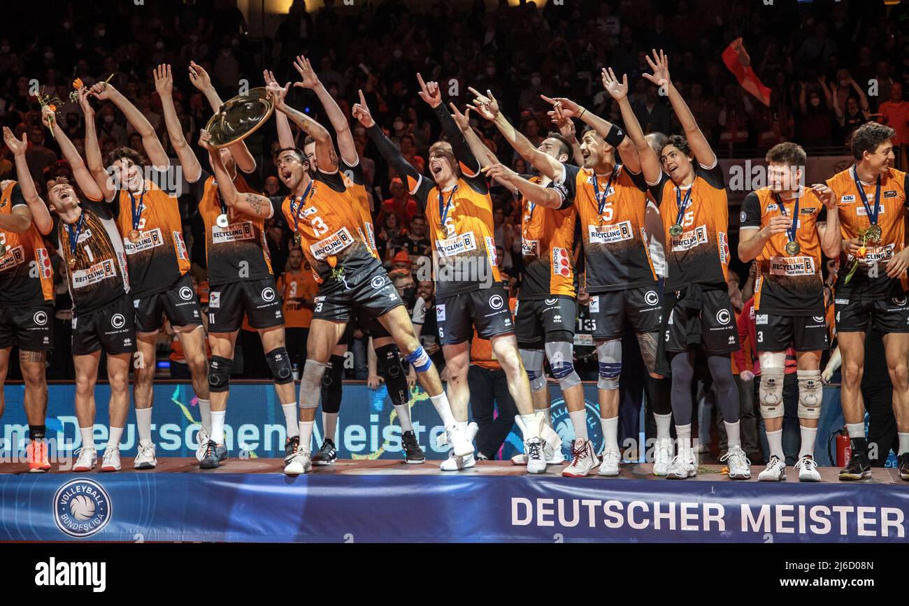 30. April 2022, Berlin: Volleyball, Männer: Bundesliga, Berlin Volleys - VfB Friedrichshafen, Meisterschaftsrunde, Finale, Matchday 5, Max-Schmeling-Halle. Der Berliner Benjamin Patch tanzt bei der Siegerehrung mit Meisterschaftspokal und Teamkollegen. Die Berliner Volleys feiern ihren deutschen Meistertitel 2022. Foto: Andreas Gora/dpa Stockfoto