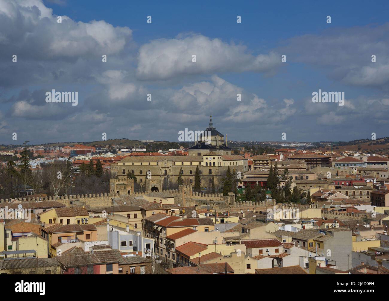 Toledo, Spanien. Panoramablick auf die Stadt, in der das Krankenhaus von Tavera, zwischen 1541 und 1603 erbaut, auffällt. Sie wurde von Alonso de Covarrubias (1488-1570) begonnen und von Bartolomé Bustamante (1501-1570) im Renaissancestil vollendet. Stockfoto