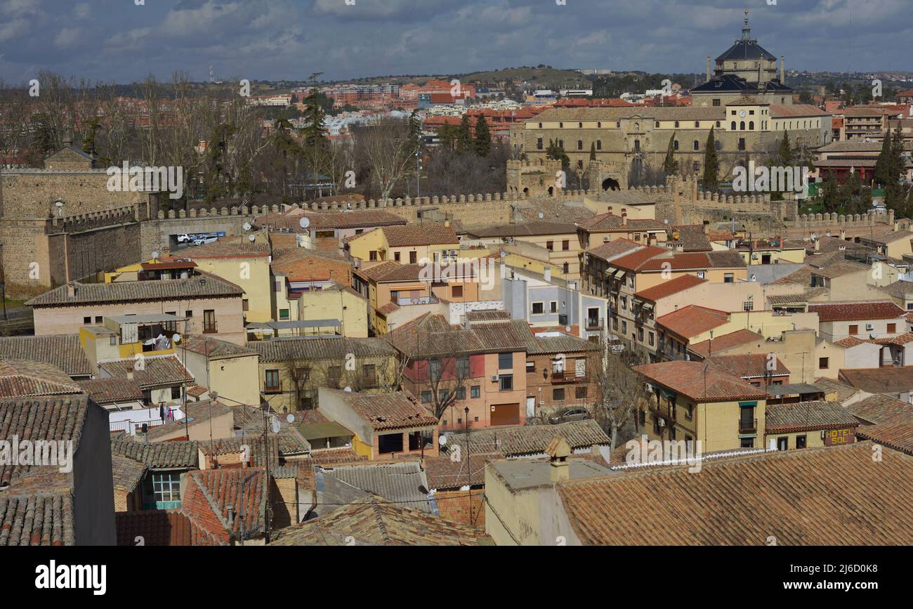 Toledo, Spanien. Panoramablick auf die Stadt, in der das Krankenhaus von Tavera, zwischen 1541 und 1603 erbaut, auffällt. Sie wurde von Alonso de Covarrubias (1488-1570) begonnen und von Bartolomé Bustamante (1501-1570) im Renaissancestil vollendet. Auf der linken Seite befindet sich das Tor von New Bisagra (Puerta Nueva de Bisagra). Stockfoto