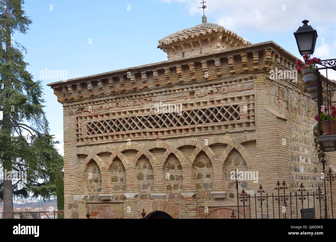 Toledo, Spanien. Cristo de la Luz-Schrein. Ehemalige Moschee, Ende des 10.. Jahrhunderts erbaut und im 12.. Jahrhundert in eine christliche Kirche umgewandelt. Hauptfassade, nach Westen ausgerichtet. In Backstein mit verflochelten blinden Hufeisenbögen, Fries mit Sebka-Dekoration und gekrönt von einem Gesims aus Korbellen. Architektonische Details. Stockfoto