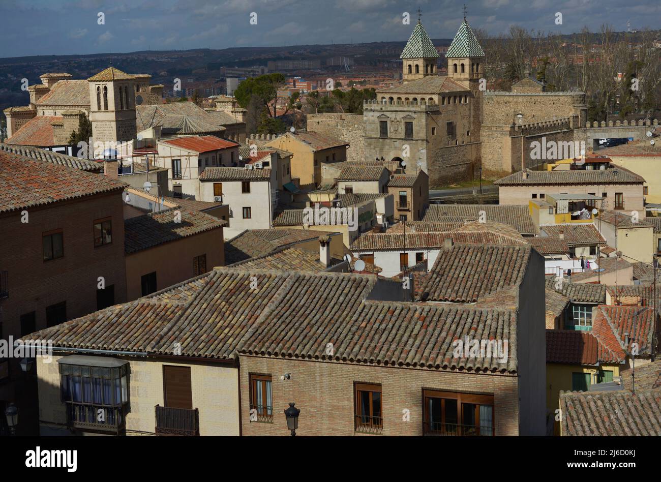 Spanien, Toledo. Panoramablick auf die Stadt, in der sich das Neue Bisagra-Tor (Puerta Nueva de Bisagra) maurischen Ursprungs befindet, das im 16.. Jahrhundert von Alonso de Covarrubias (1488-1570) umgebaut wurde. Auf der linken Seite die Kirche von Santiago el Mayor, erbaut im 13.. Jahrhundert im Mudejar-Stil. Restauriert im 20.. Jahrhundert. Stockfoto