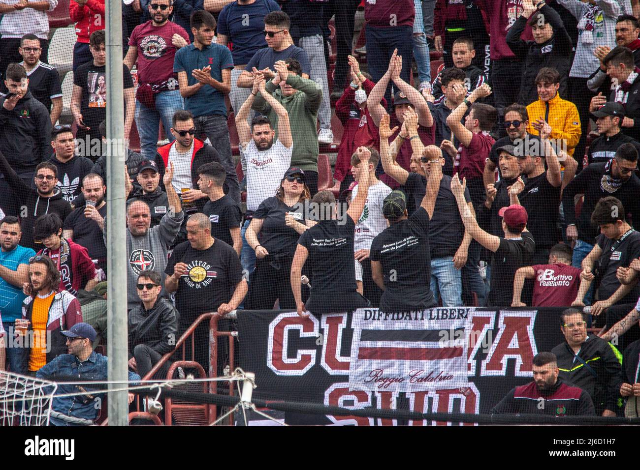 Fans von Reggina während Reggina 1914 gegen Como 1907, italienisches Fußballspiel der Serie B in Reggio Calabria, Italien, April 30 2022 Stockfoto