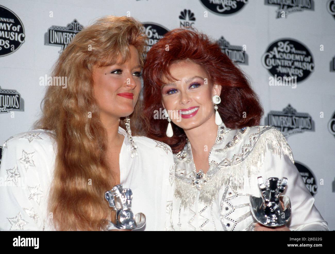 **DATEI FOTO** Naomi Judd ist verstorben. Die Judds bei den Annual Academy of Country Music Awards 26. im Universal Amphitheatre in Universal City, Kalifornien, 25. April 1991 Credit: Ralph Dominguez/MediaPunch Stockfoto