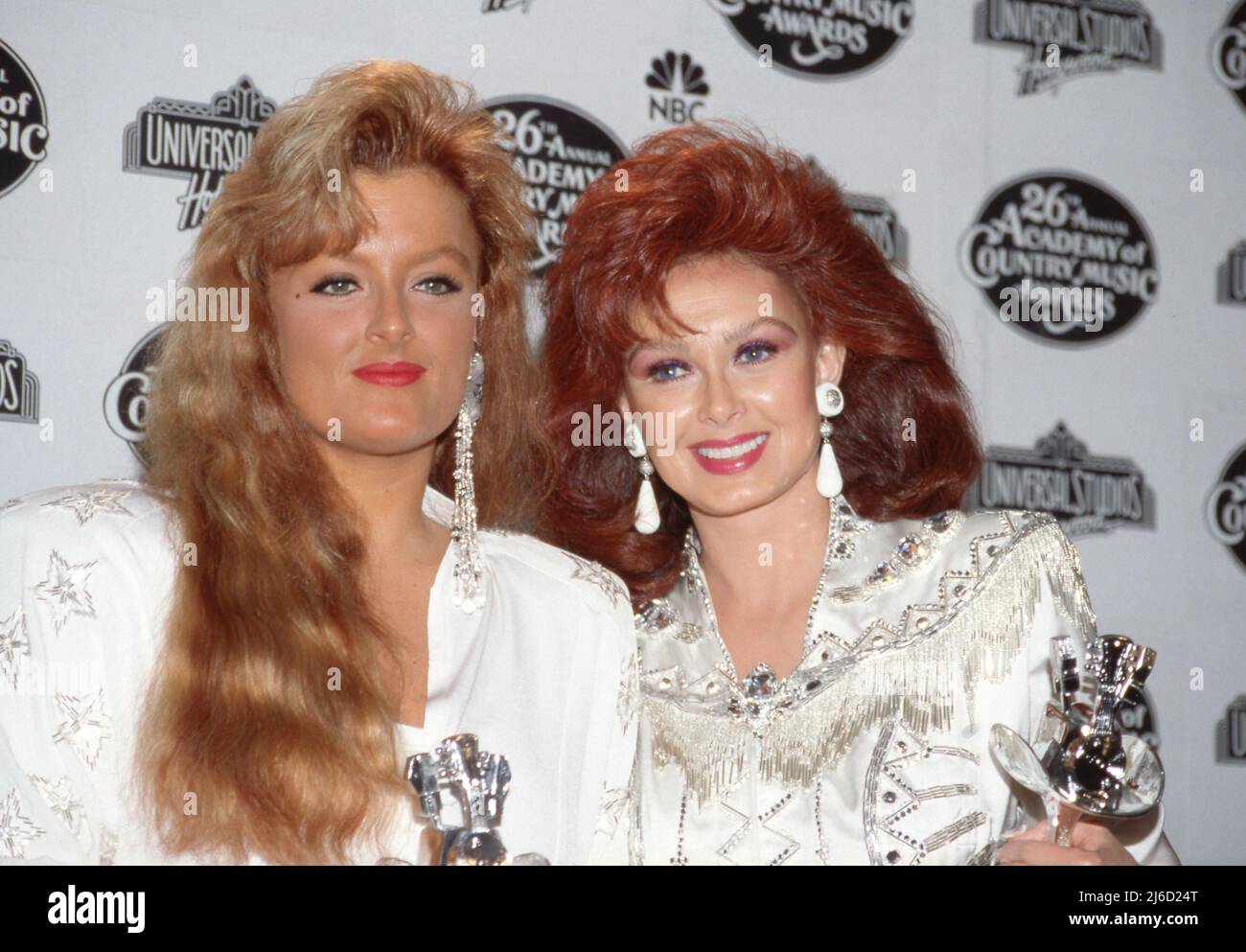 **DATEI FOTO** Naomi Judd ist verstorben. Die Judds bei den Annual Academy of Country Music Awards 26. im Universal Amphitheatre in Universal City, Kalifornien, 25. April 1991 Credit: Ralph Dominguez/MediaPunch Stockfoto