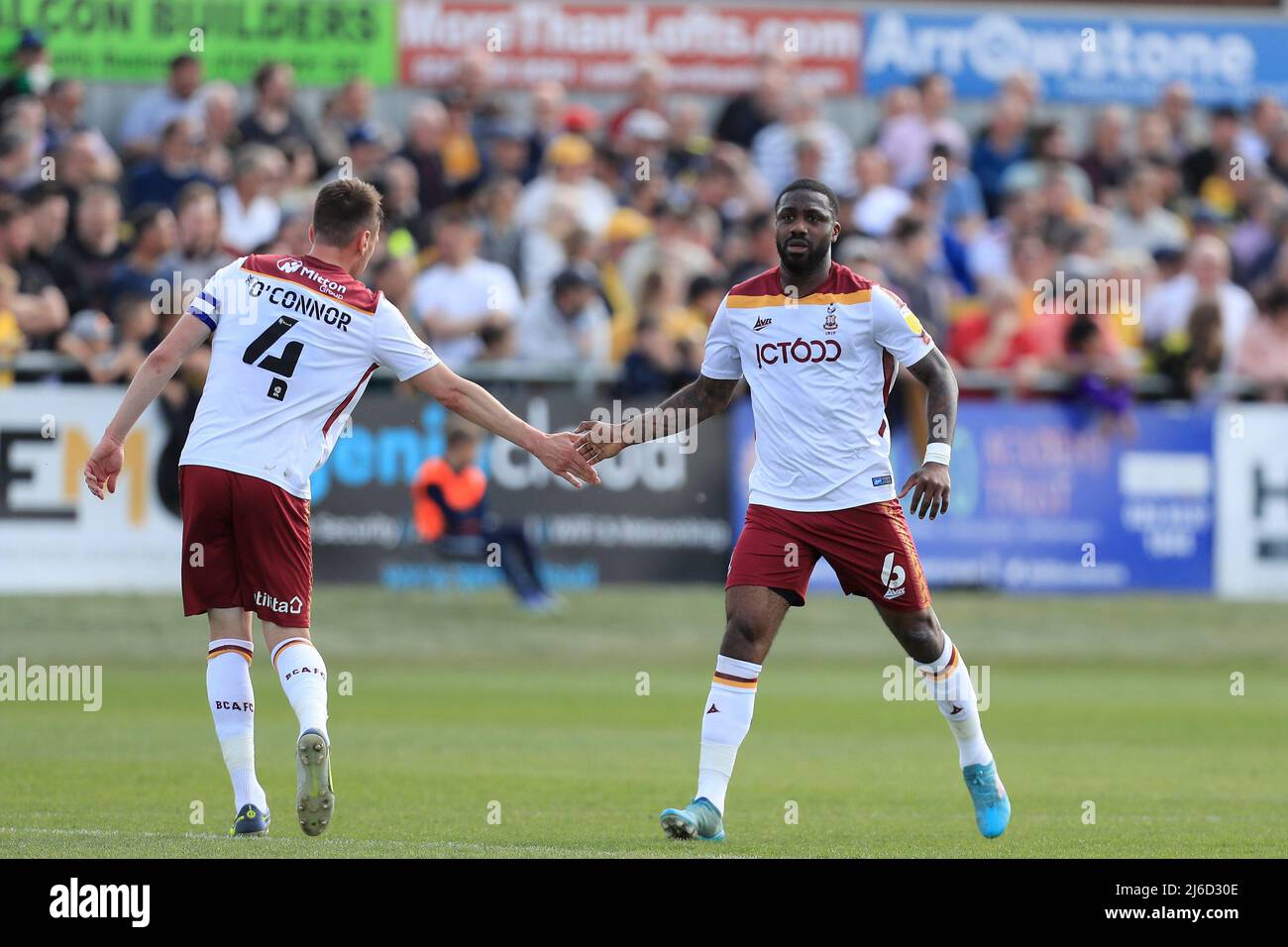 Paudie O'Connor #4 von Bradford City würdigt Yann Songo'o #6 von Bradford City in London, Großbritannien am 4/30/2022. (Foto von Carlton Myrie/News Images/Sipa USA) Stockfoto