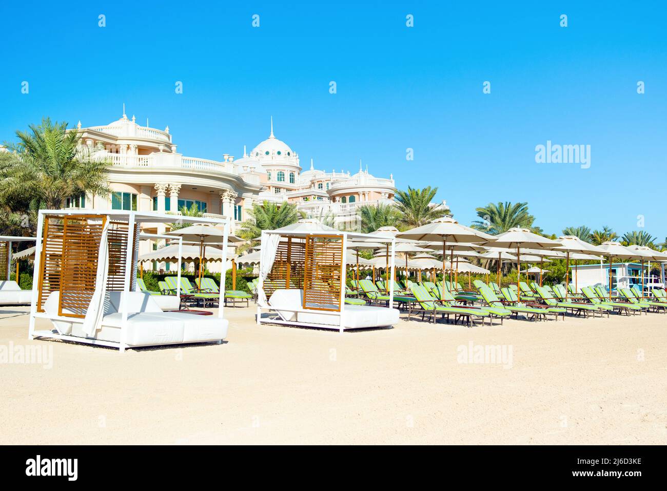 Dubai, Vereinigte Arabische Emirate – 8. April 2022: Sandstrand im Luxusresort Palm Jumeirah Stockfoto