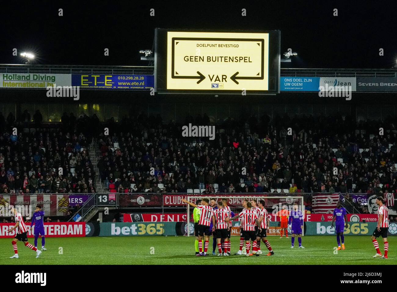 ROTTERDAM - Keine Offside während des niederländischen Eredivisie-Spiels zwischen Sparta Rotterdam und AZ im Sparta Stadium Het Kasteel am 30. April 2022 in Rotterdam, Niederlande. ANP ED DER POL Stockfoto