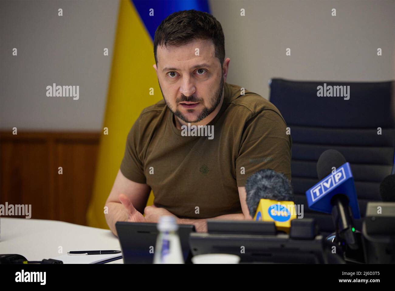 Kiew, Ukraine. 29. April 2022. Der ukrainische Präsident Wolodymyr Zelenskyy beantwortet eine Frage während eines Interviews mit polnischen Medien am 29. April 2022 in Kiew, Ukraine. Zelenskyy kündigte an, dass polnische Unternehmen in den ukrainischen Kraftstoffmarkt eintreten werden, um Tankstellen zur Verfügung zu stellen, um den durch die russische Invasion verursachten Mangel zu lindern. Quelle: Ukrainische Präsidentschaft/Ukrainische Präsidentschaft/Alamy Live News Stockfoto