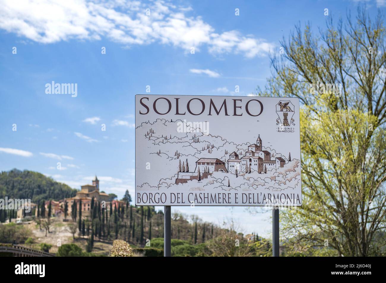 Solomeo, Perugia, Umbrien, Italien. Das Schild am Eingang zur Kleinstadt Solomeo, dem Hauptsitz der Kaschmirfabrik Brunello Cucinelli Stockfoto