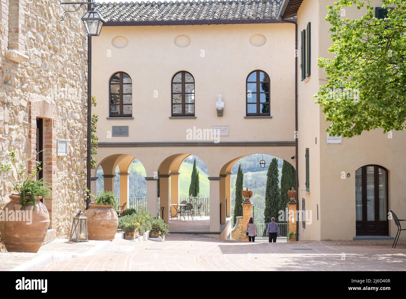 Solomeo, Perugia, Umbrien, Italien. Eine Ecke des Dorfes, berühmt als das Dorf Brunello Cucinelli, König des Kaschmirs Stockfoto