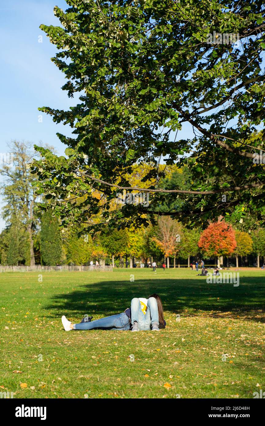Lyon, Frankreich, 23. Oktober 2018, romantische Atmosphäre des Parc de la Tête d'Or (Goldkopf des Parks). Stockfoto