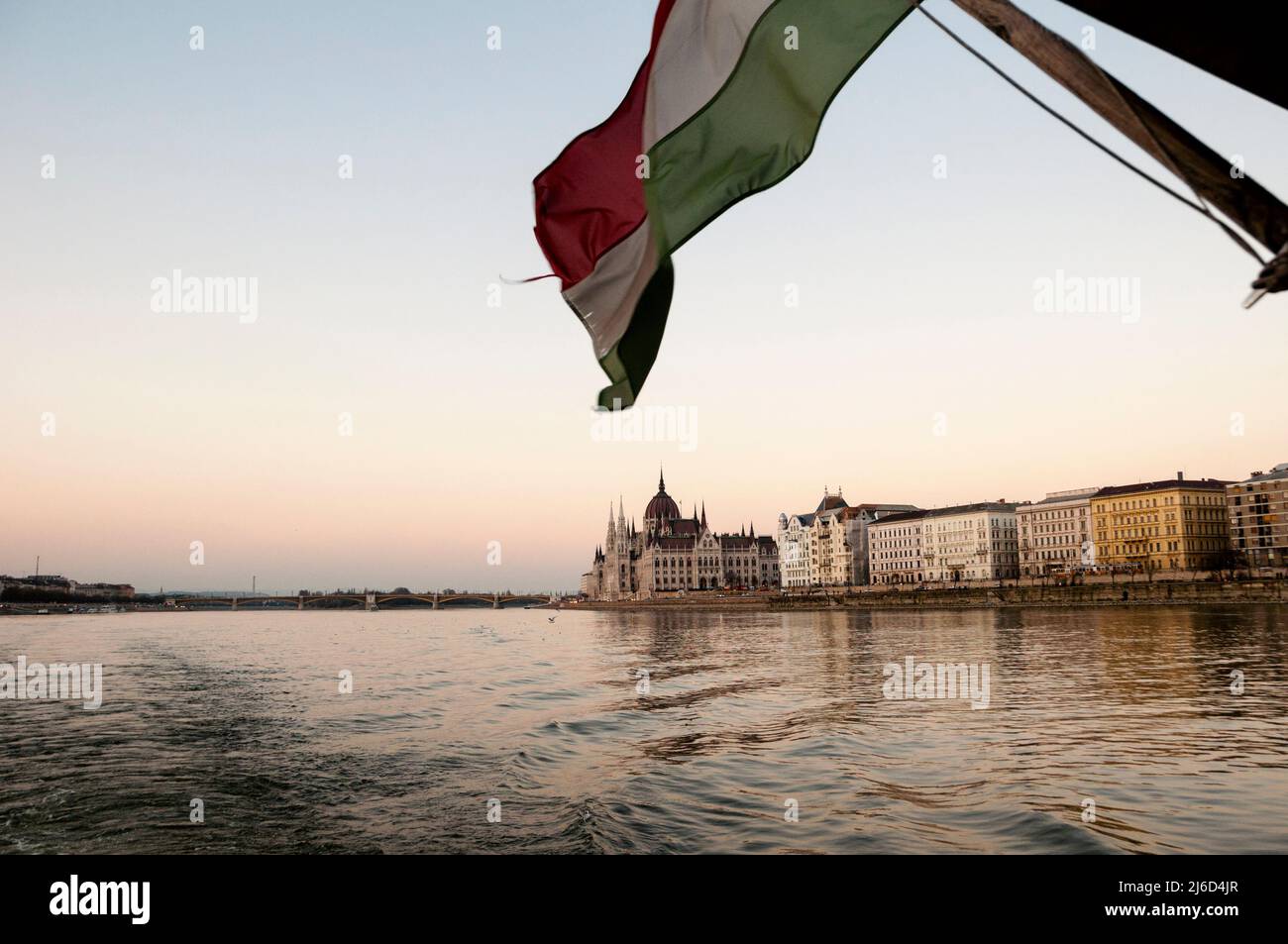 Donau, ungarisches Parlamentsgebäude und Margaretengebäude in Budapest, Ungarn. Stockfoto