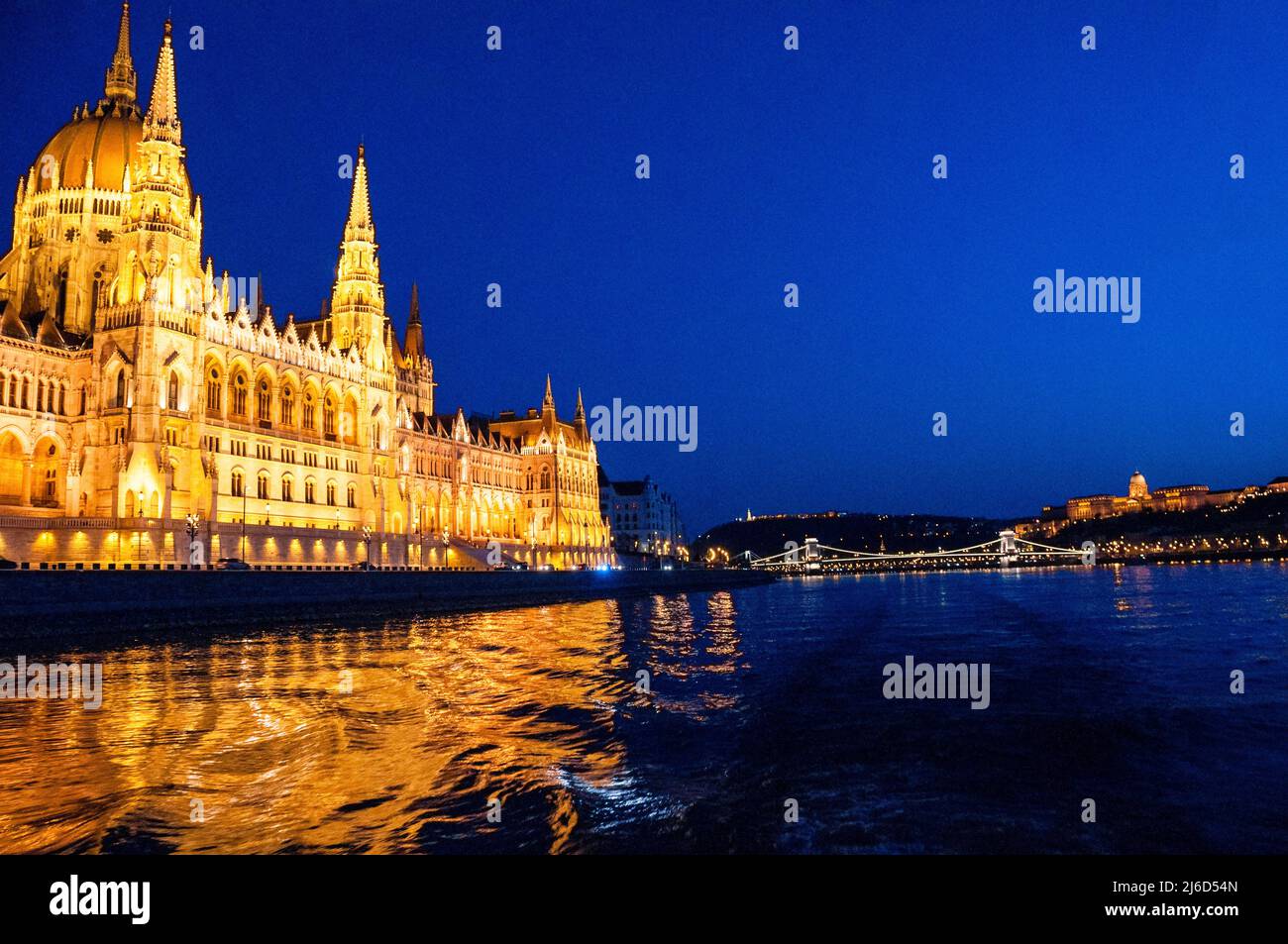 Ungarisches Parlamentsgebäude im gotischen Stil, Kettenbrücke Széchenyi und Schloss Buda an der Donau in Budapest. Stockfoto