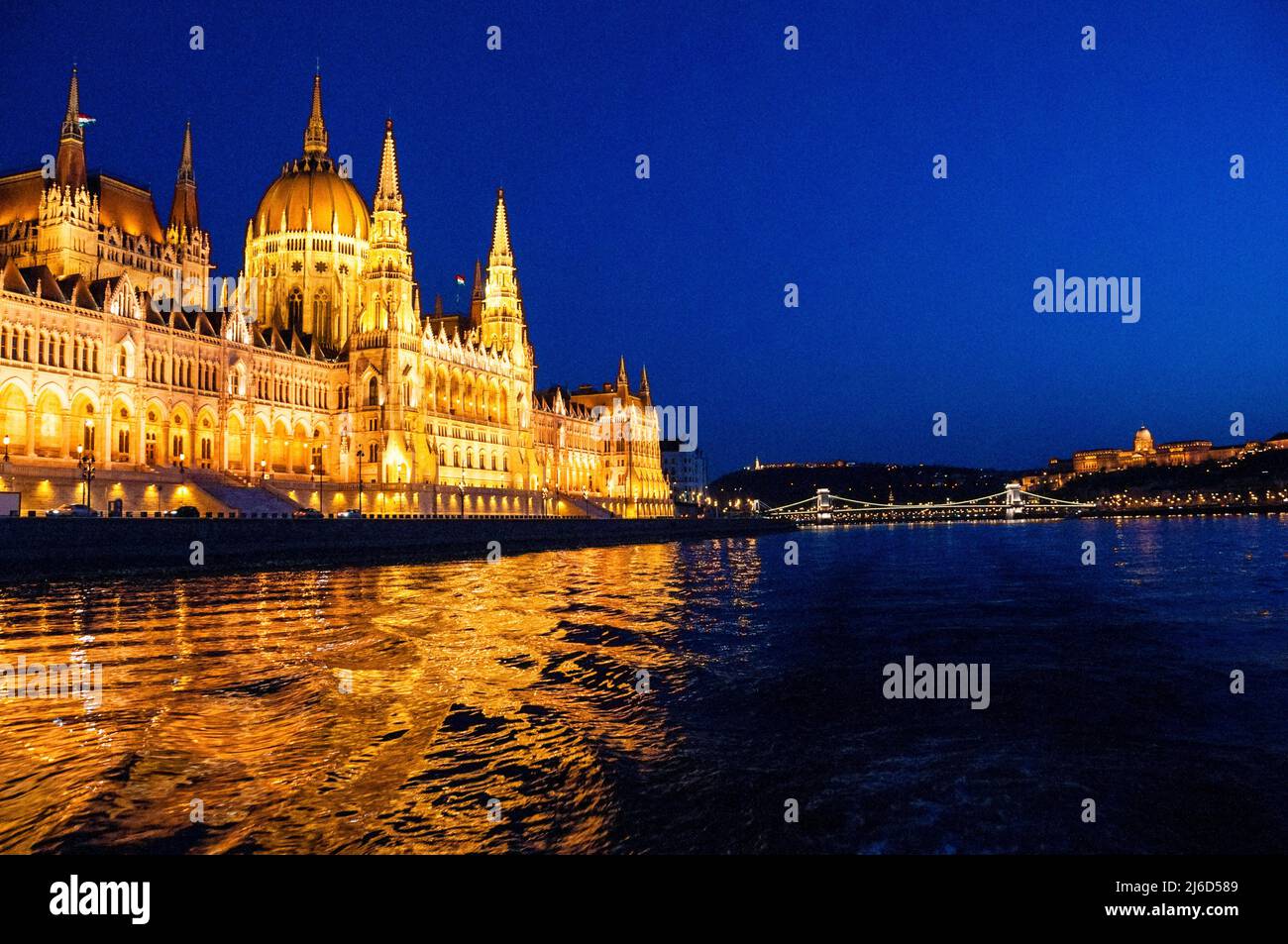 Das ungarische Parlamentsgebäude, die Széchenyi-Kettenbrücke und das Budaer Schloss an der Donau in Budapest. Stockfoto