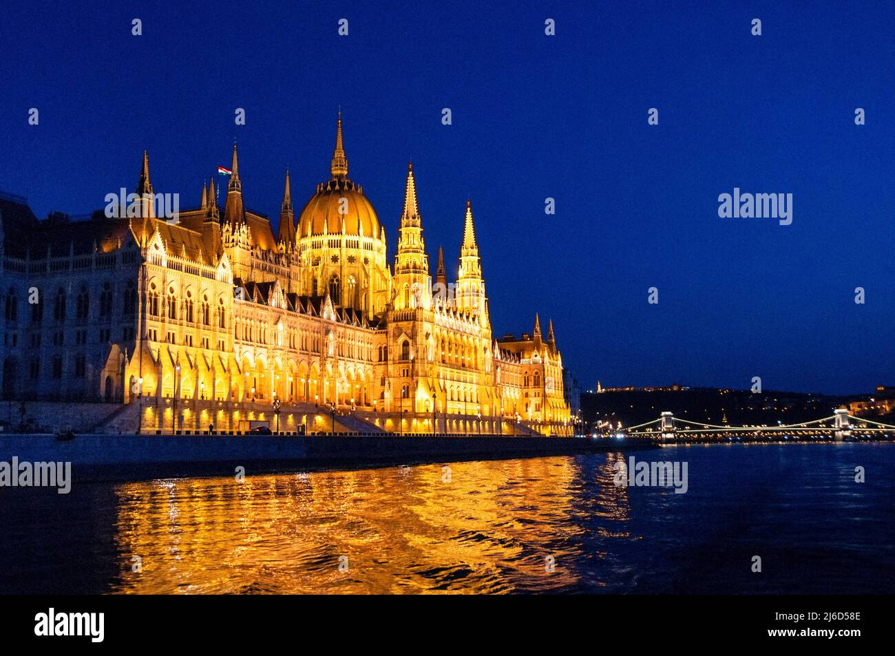 Ungarisches Parlamentsgebäude im gotischen Stil, klassizistische Kettenbrücke und Schloss Buda in Budapest, Mitteleuropa. Stockfoto