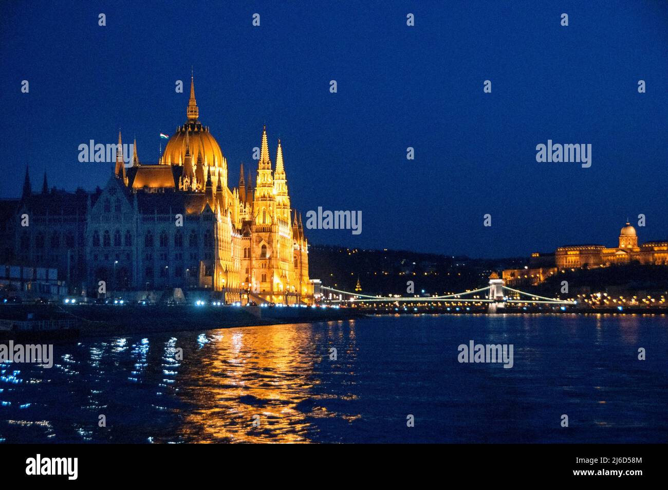 Ungarisches Parlamentsgebäude, Széchenyi Kettenbrücke und Budaburg an der Donau in Budapest. Stockfoto