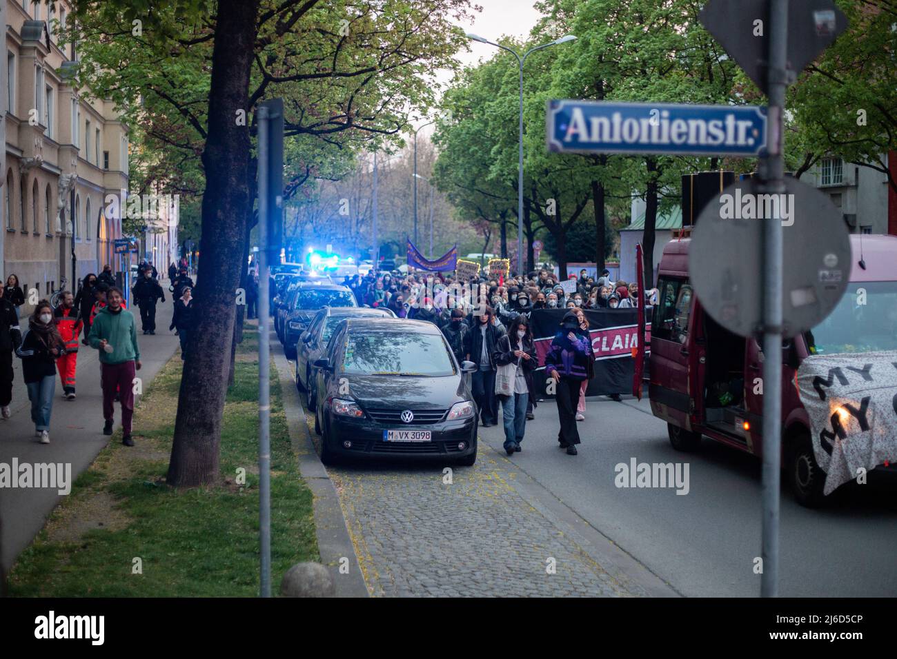 Unter dem Motto „die Streten zurückfordern“ versammelten sich am 30. April 2022 in München rund 250 Menschen, um gegen den „sexistischen Normalstaat“ zu protestieren. (Foto von Alexander Pohl/Sipa USA) Stockfoto