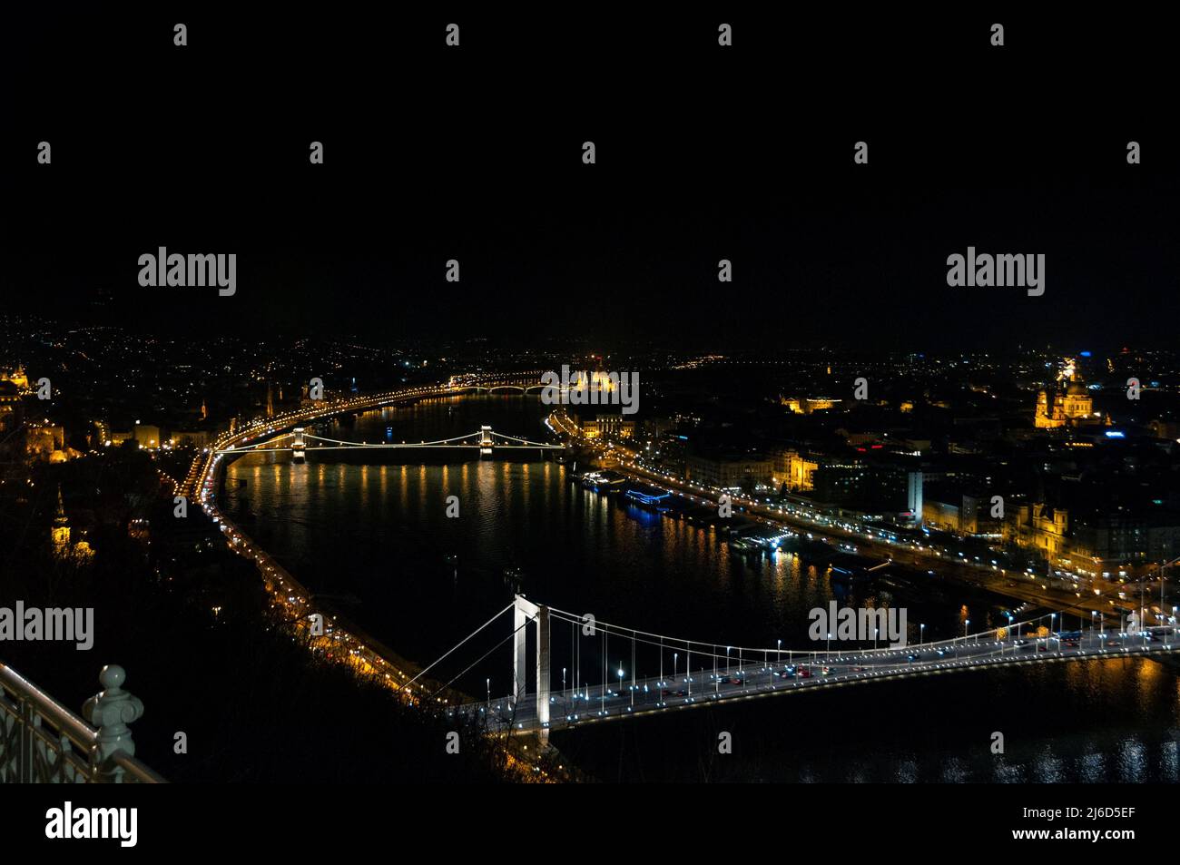 Donau, Kettenbrücke und ungarisches Parlamentsgebäude von der Citadella in Budapest. Stockfoto