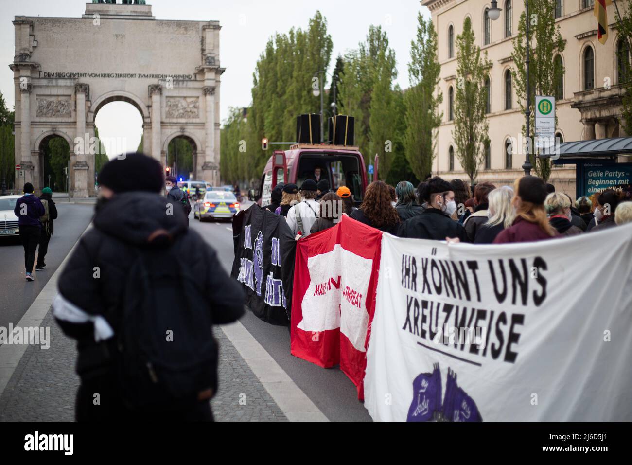 Unter dem Motto „die Streten zurückfordern“ versammelten sich am 30. April 2022 in München rund 250 Menschen, um gegen den „sexistischen Normalstaat“ zu protestieren. (Foto von Alexander Pohl/Sipa USA) Stockfoto
