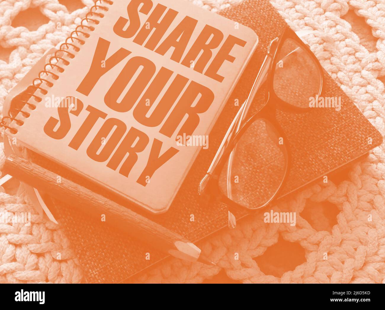 Teilen Sie Ihre Geschichte auf dem Papier auf einem Holzhintergrund geschrieben Stockfoto