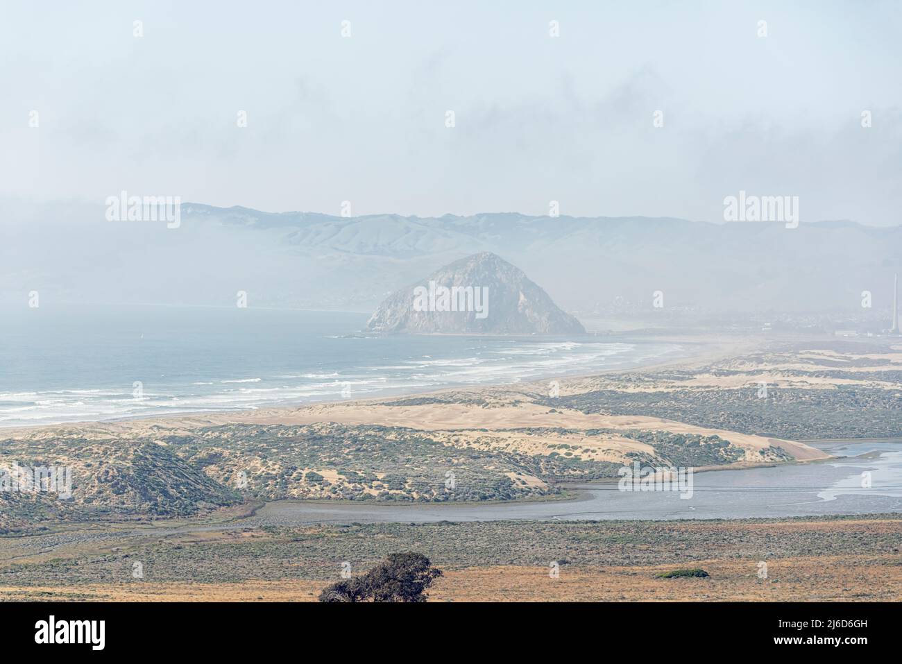 Blick auf den Morro Rock vom Montaña de Oro State Park. Morro Bay, Kalifornien, USA. Stockfoto