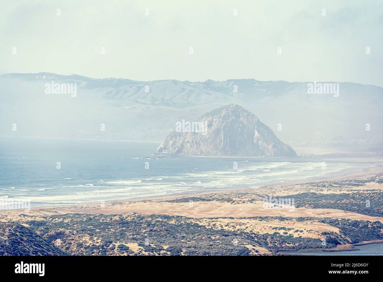 Blick auf den Morro Rock vom Montaña de Oro State Park. Morro Bay, Kalifornien, USA. Stockfoto