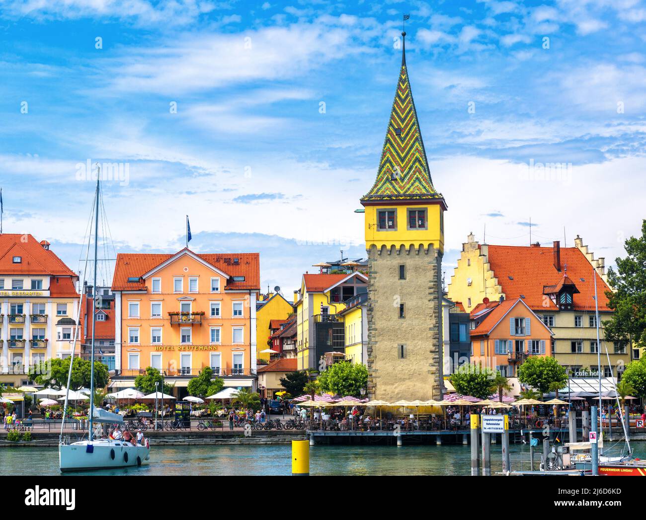 Lindau, Deutschland - 19. Jul 2019: Lindau Stadt in Deutschland, Europa. Schöne Aussicht auf bunte Häuser am Bodensee im Sommer. Diese alte Stadt ist es Stockfoto