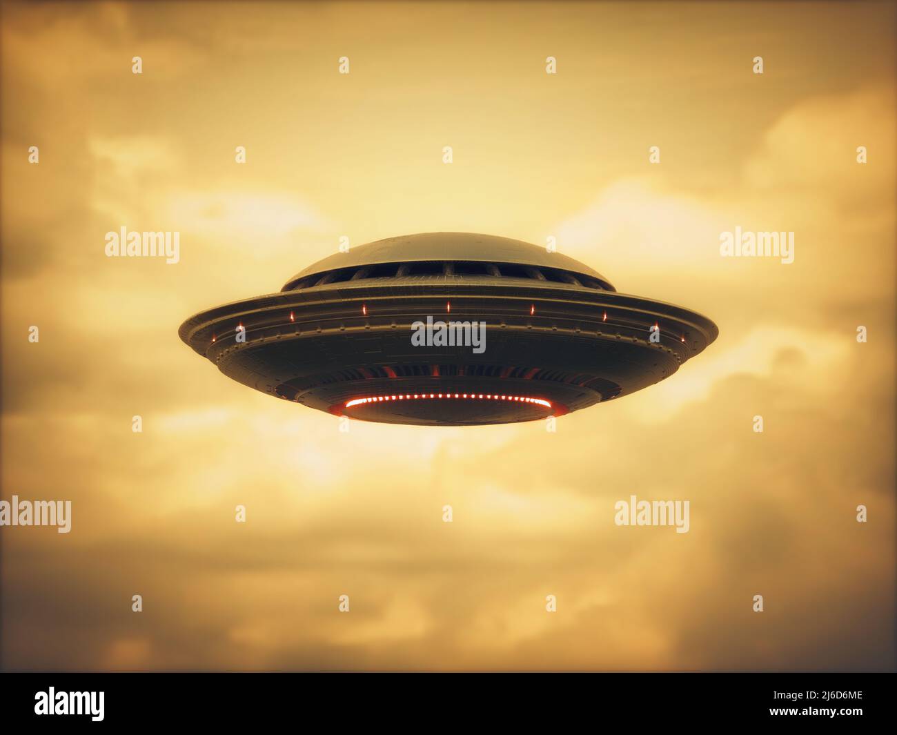 Nicht identifiziertes fliegendes Objekt, UFO. Alien-Raumschiff, das am Himmel mit der Sonne im Hintergrund gravitiert. 3D Illustration, Ufologiekonzept. Stockfoto