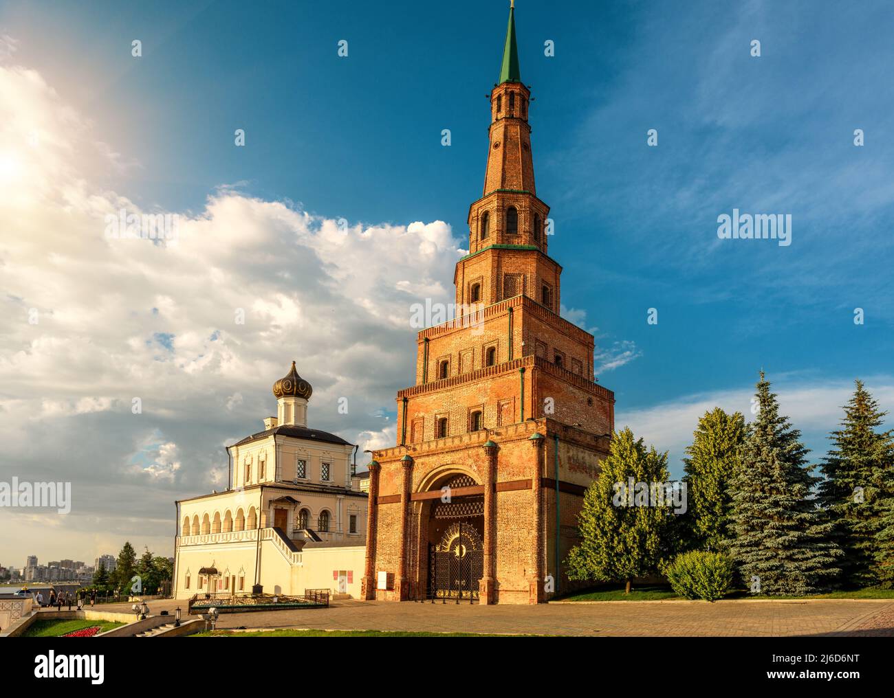 Kasan Kreml im Sommer, Tatarstan, Russland. Sonniger Blick auf den alten, schiefen Suyumbike Tower, Wahrzeichen der Stadt. Dieser Ort ist Touristenattraktion von Kazan. Konz Stockfoto
