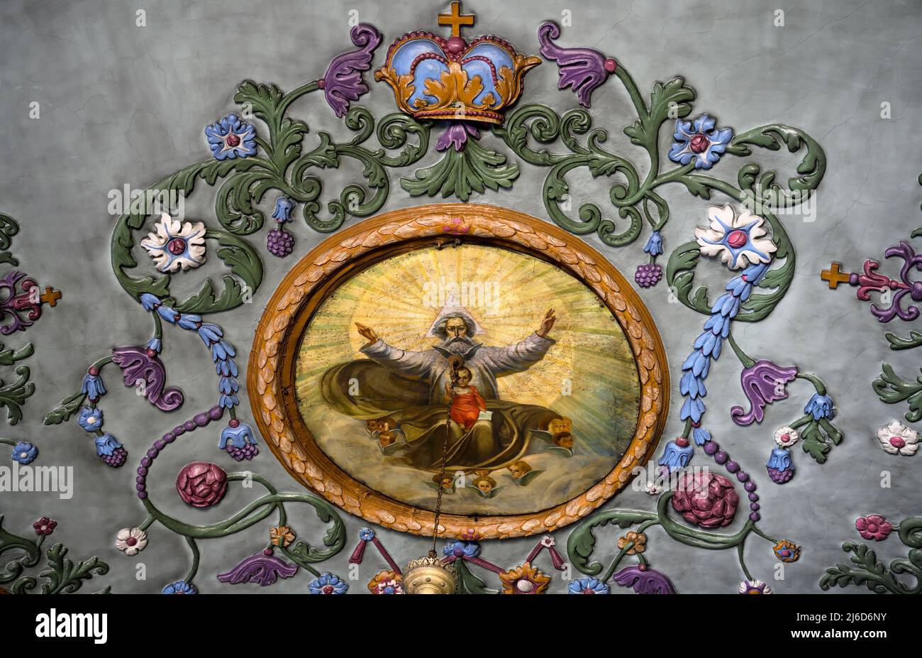 Kasan, Russland - 19. Juni 2021: In der Kathedrale der Heiligen Peter und Paul, Kasan, Tatarstan. Deckenschmuck im luxuriösen, prunkvollen Interieur des russischen Orth Stockfoto