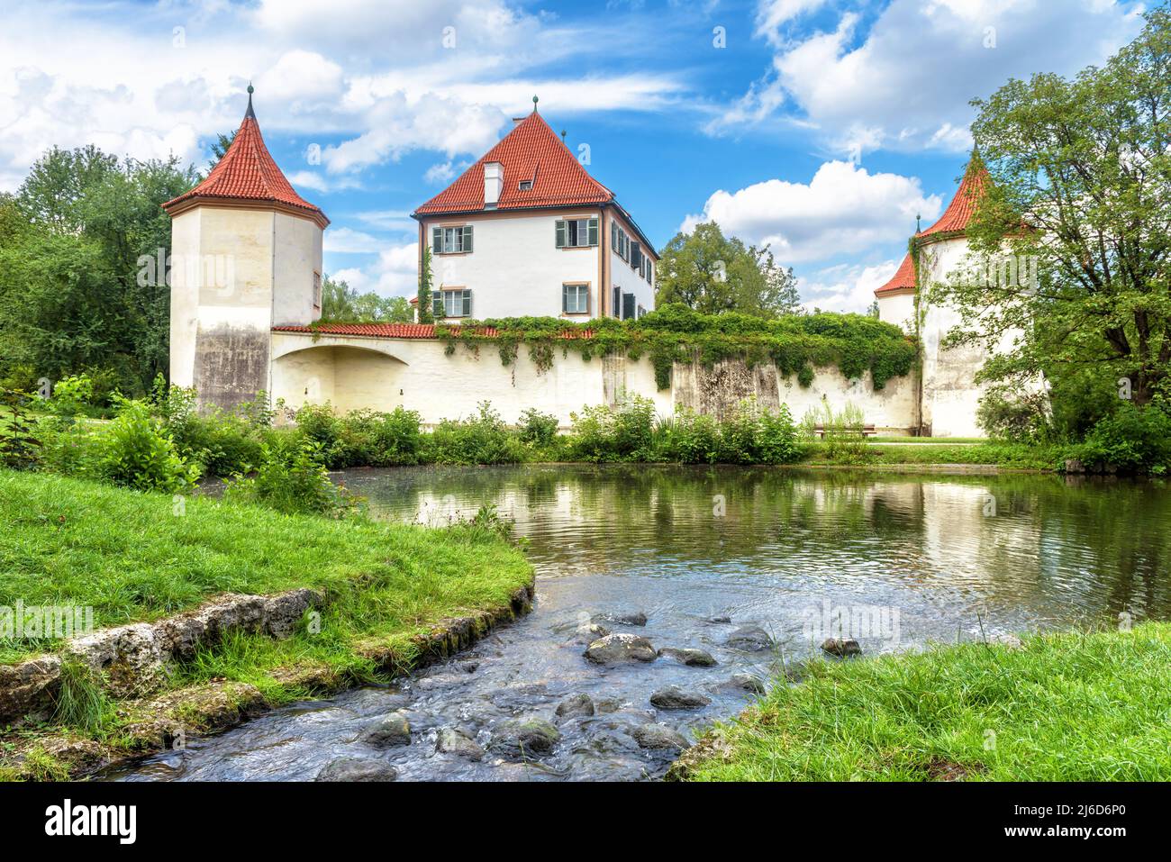 Landschaft mit Schloss Blutenburg im Sommer, München, Deutschland, Europa. Es ist das Wahrzeichen der Stadt München. Landschaft von alten Häusern von München, Bayern. Landschaftlich Schön Stockfoto