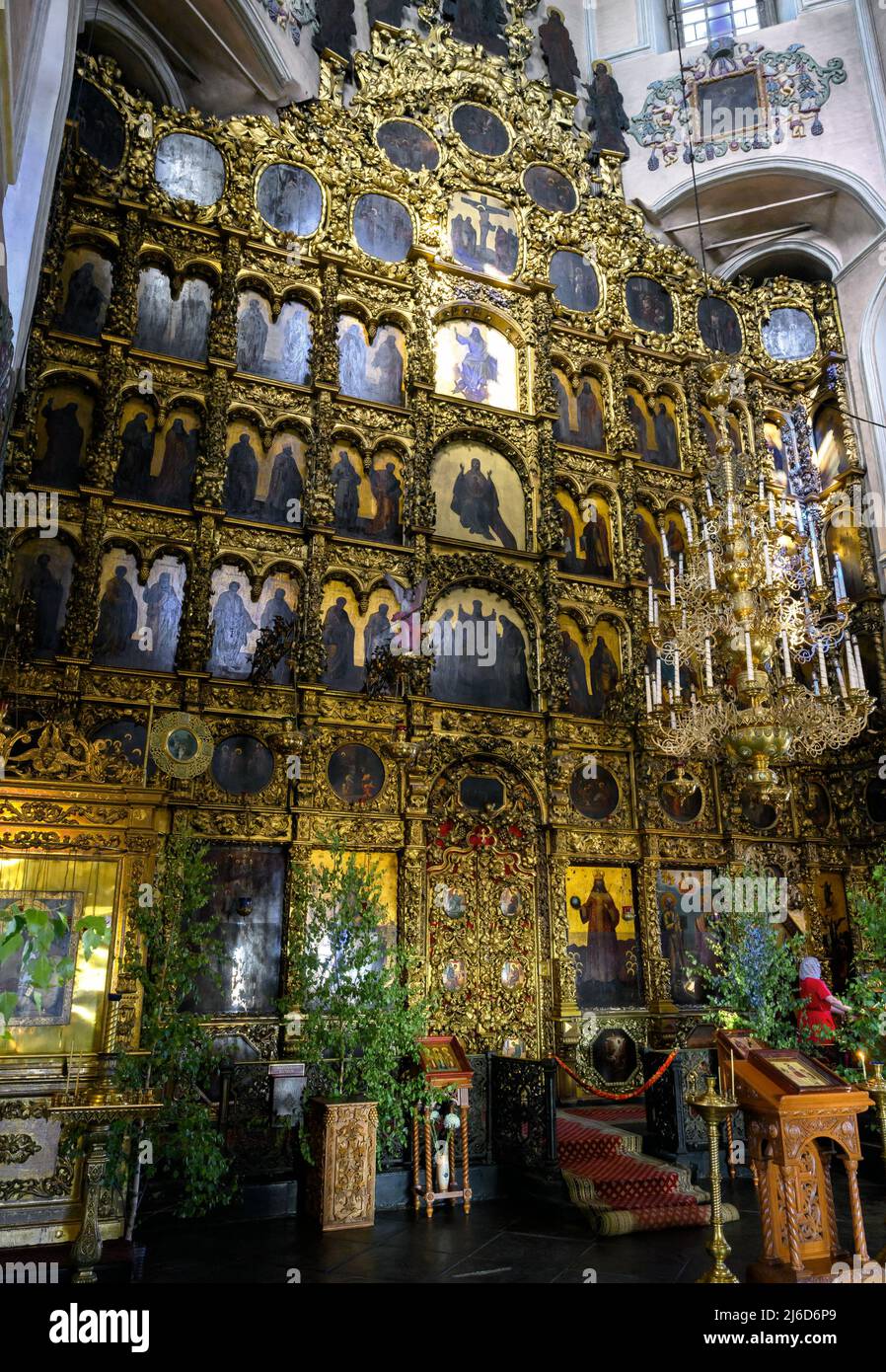 Kasan, Russland - 19. Juni 2021: Innenraum der Kathedrale der Heiligen Peter und Paul, Kasan, Tatarstan. Luxus verzierten Altar der russisch-orthodoxen Kirche, insid Stockfoto